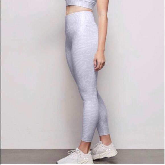 Good American Essentials Leopard Foil Crop Leggings size 8 - Picture 3 of 13